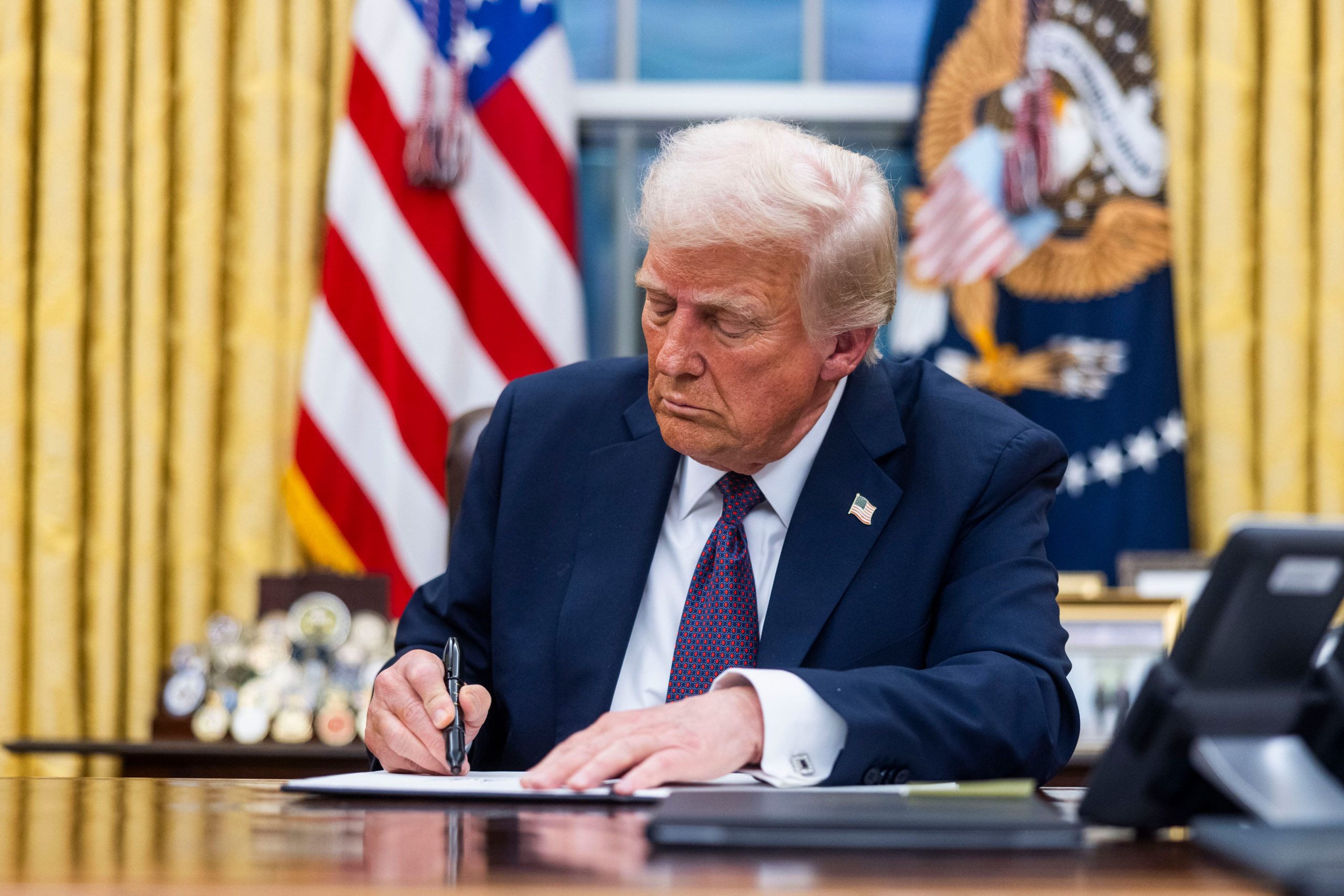 EFEITO DOMINÓ: COMO UM DECRETO DE TRUMP PODE MUDAR O COMÉRCIO BRASILEIRO