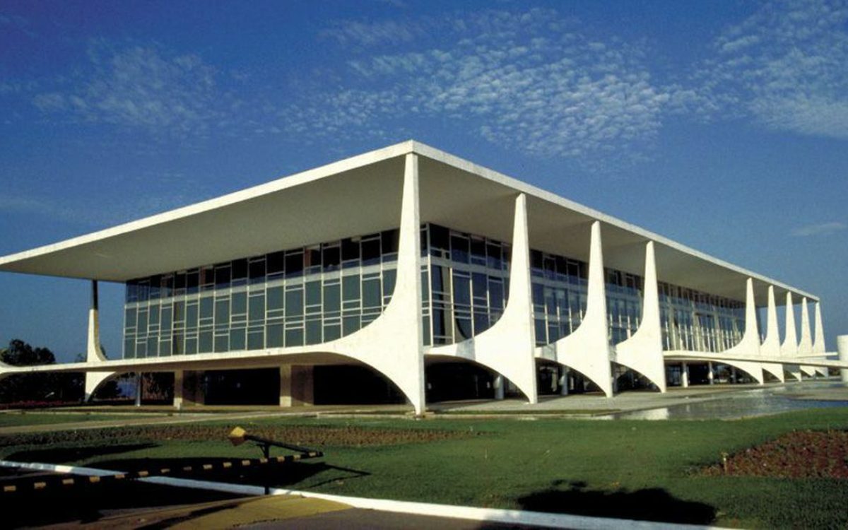 Brasil acumula dívida externa de R$ 1,9 trilhão e vê saída de US$ 1,8 bilhão em agosto, diz BC.