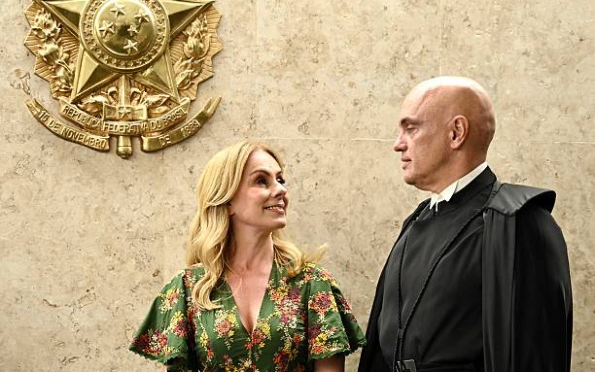 Brazil's Federal Supreme Court (STF) minister Alexandre de Moraes speaks with his wife Viviane Barci de Moraes during a ceremony where Judge Edson Fachin took office as Chief Justice and Moraes as Deputy Chief Justice, in Brasilia on September 29, 2025. (Photo by Evaristo Sa / AFP) (Photo by EVARISTO SA/AFP via Getty Images)