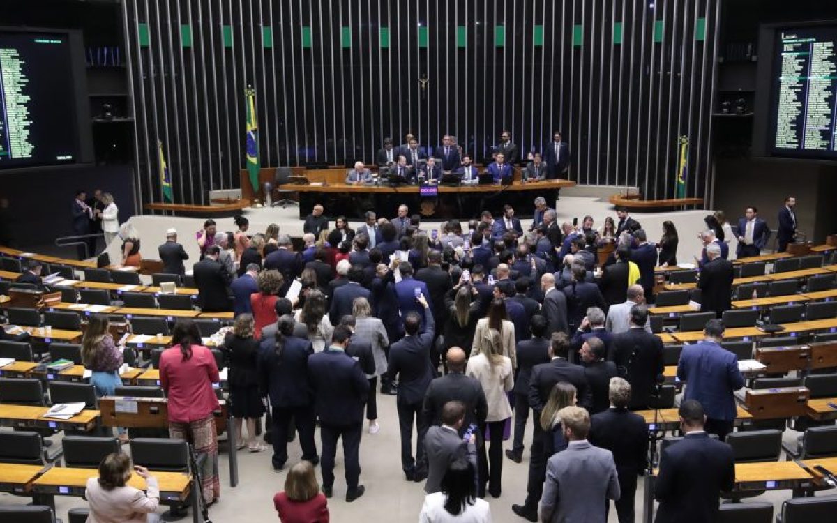 Câmara dá urgência a projeto de anistia pelos atos do 8 de Janeiro