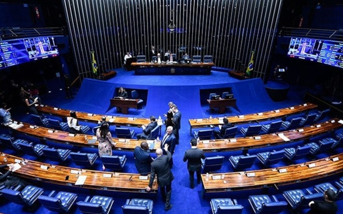 Senado aprova fim dos descontos automáticos no INSS e expõe crise no governo após escândalo do “careca”, ampliando pressão sobre Lula no Congresso